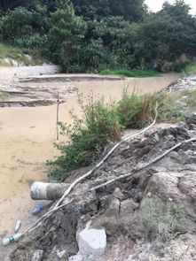 湘乡市山枣镇鑫碧采石场日夜开采山体并挖沙,造成严重的水土流失